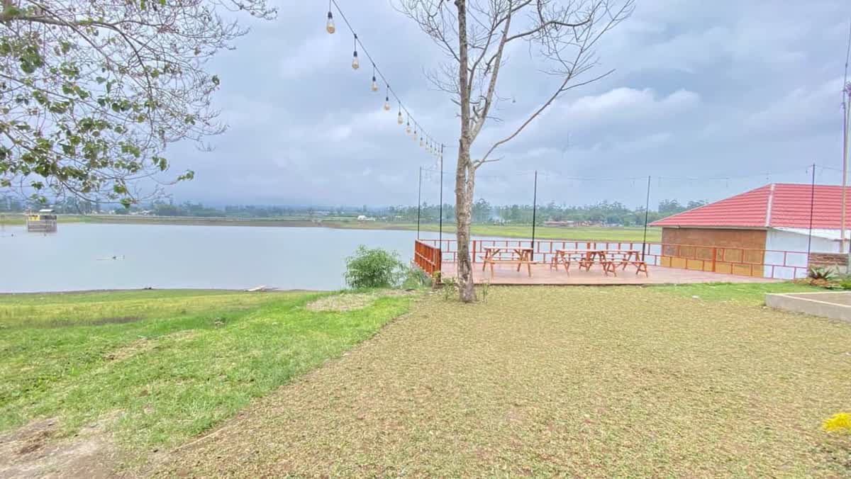 Teras kamar Cottage Lily dan Tulip dengan pemandangan danau