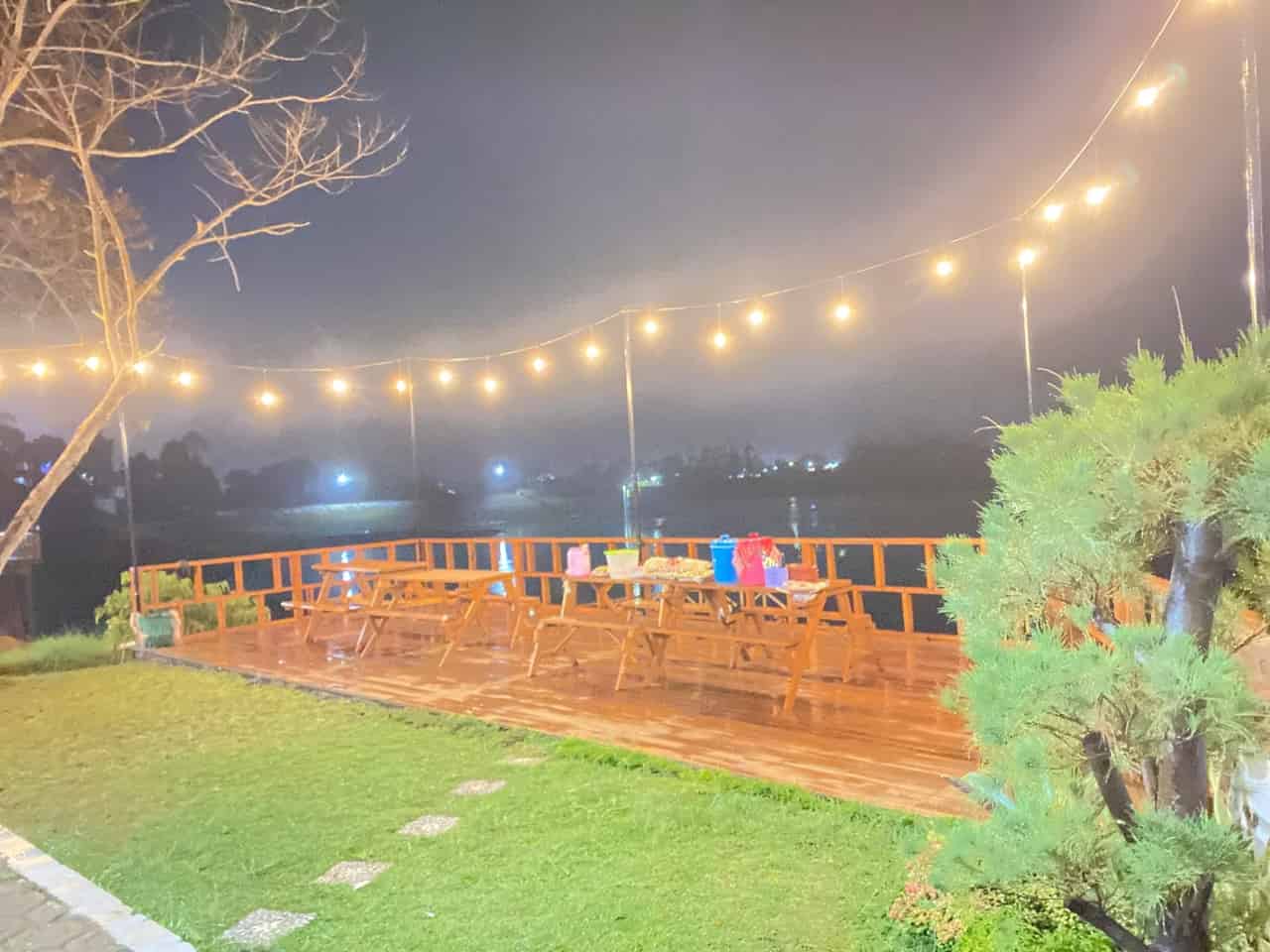 Pemandangan danau Situ Cileunca dari teras lantai 1 Vila Anggrek pada malam hari
